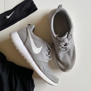 Womens Size 9 Gray Nike Roshes